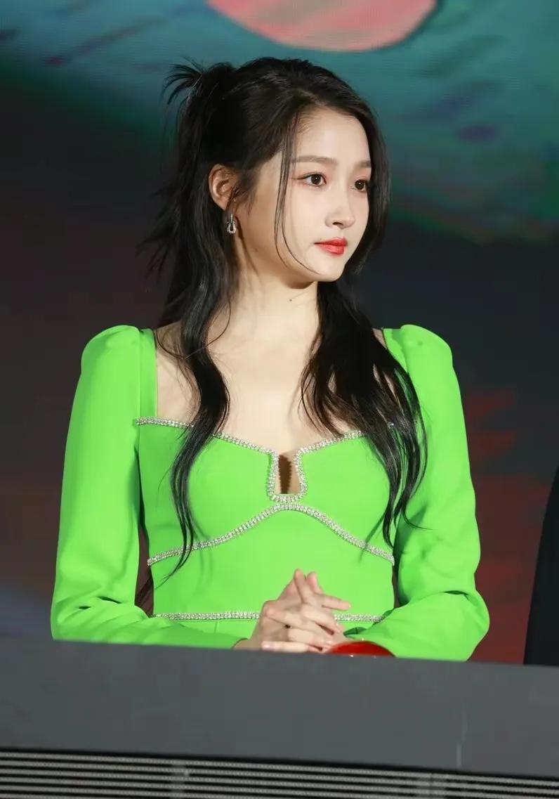 关晓彤在广州出席活动，一袭嫩绿色方低领连衣裙出镜，惊艳无比，简直是太美了！

关