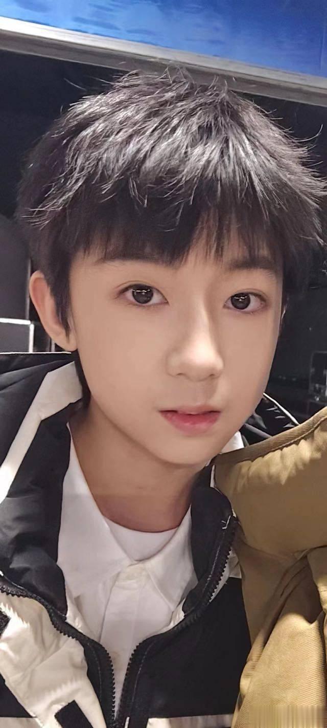 #杨博文YBW[超话]#[馋嘴]#杨博文 携梦扬帆博众闻# “风急雨骤，世间馥郁
