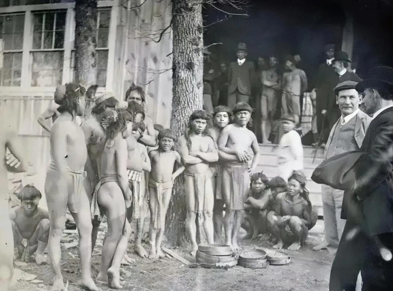 1896年的美国奴隶市场，来自“文明”社会的奴隶主们正在挑选菲律宾奴隶，这些昆仑