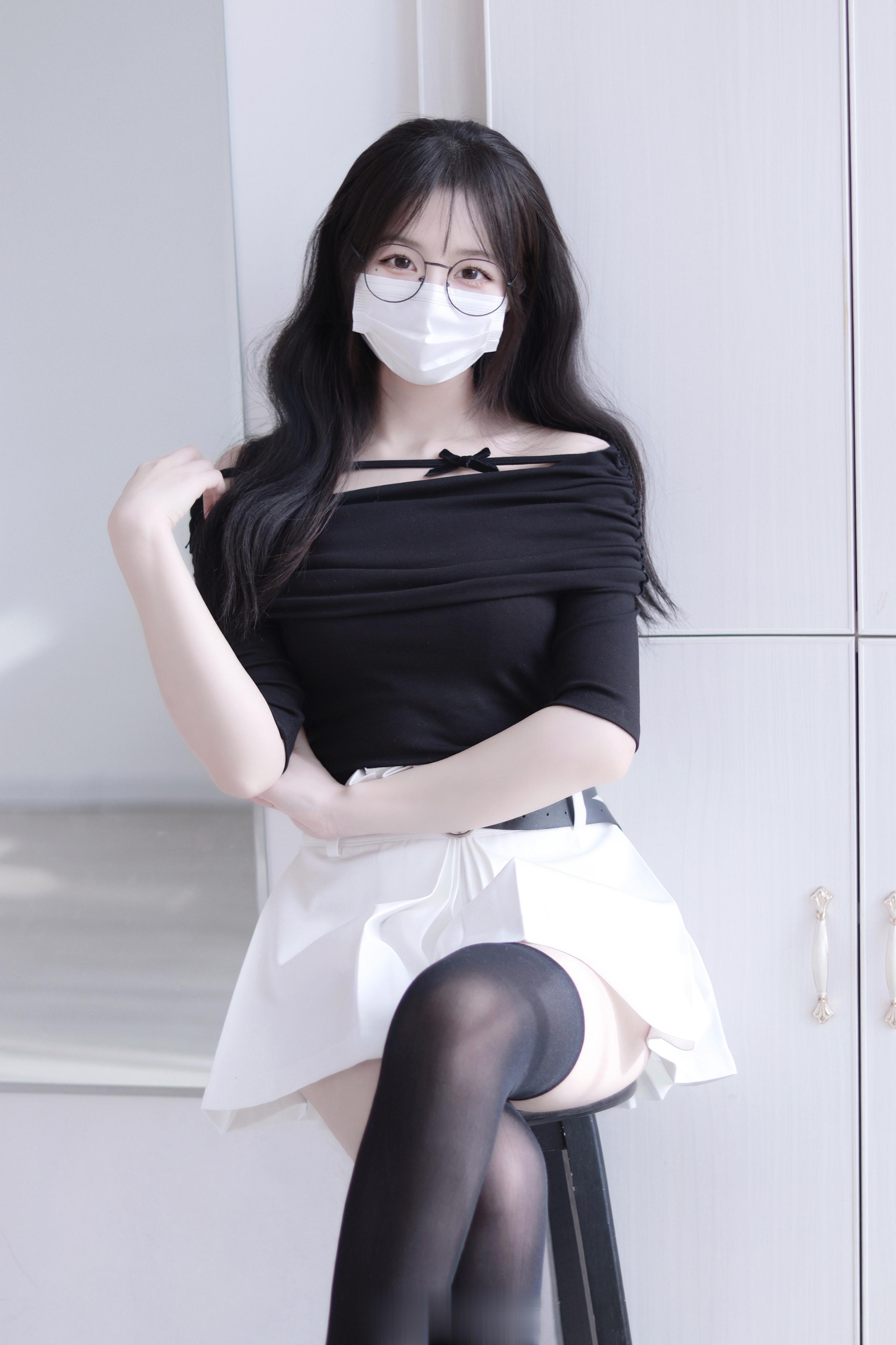 长相本不惊艳 只是穿搭加了分 ​​​