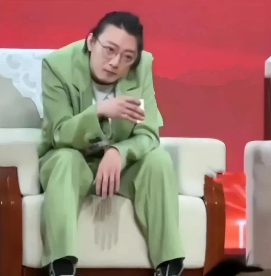 随着《狂飙》的走红，剧中高启盛的饰演者苏小玎也成了名人。他去某所高校参加活动，坐