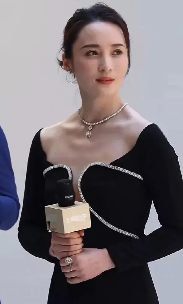 这应该就是嫁给爱情后的幸福模样吧！

这是曾被誉为“第一古装美女”的蒋勤勤近日出