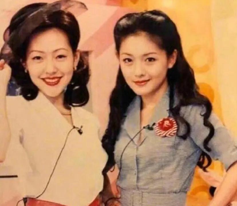年轻时的大S和小S的合照，那时候俩人清纯甜美，都算得上是纯情小美女。
仔细对比的