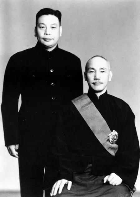 1949年春节，蒋家父子在溪口过除夕，蒋经国代替父亲，在丰镐房，请工作人员吃年夜