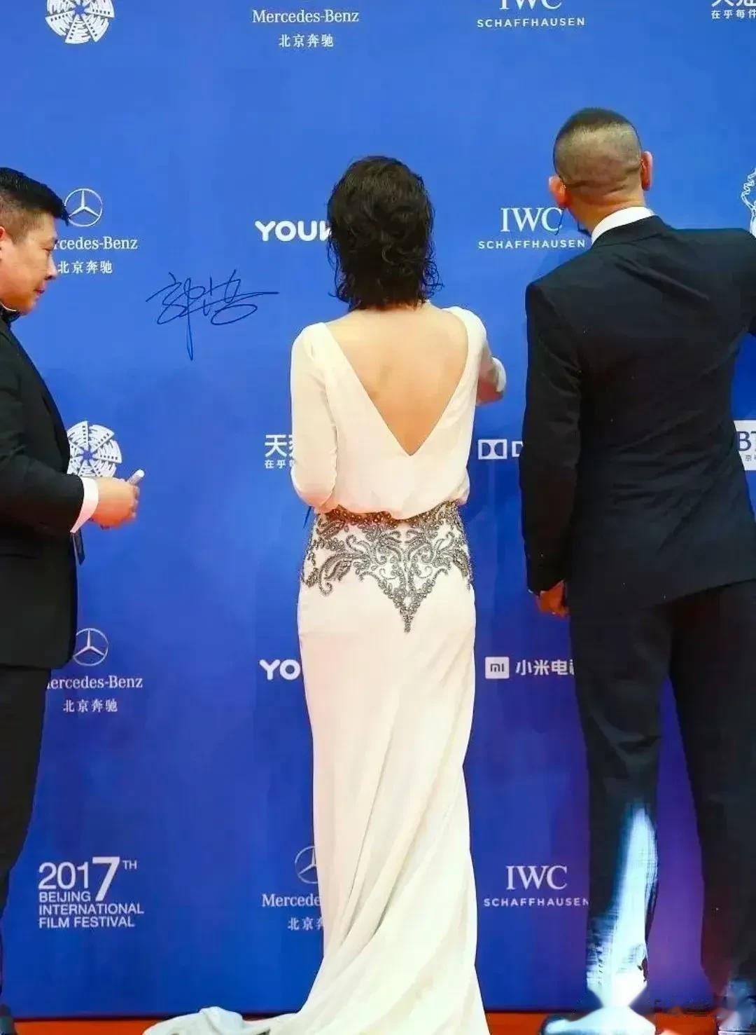 殷桃为了抢镜真是拼了！深V礼服可太深了，不过真的很漂亮，妩媚中透着俏皮，真的好美