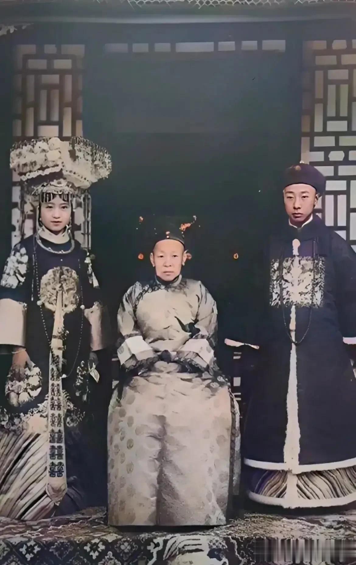 1924年，这一年，末代皇帝溥仪的弟弟溥杰和唐怡莹喜结连理。新婚之日，珍妃和瑾妃