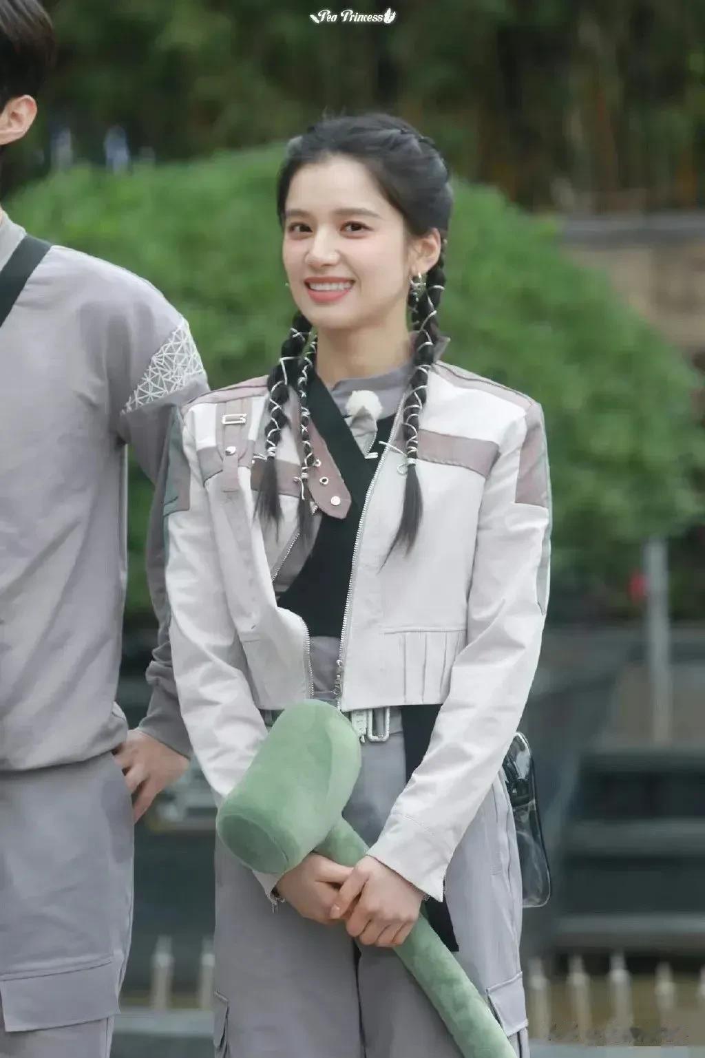 张婧‮太仪‬离‬谱了[泪奔][泪奔][泪奔]，她去参‮综加‬艺节‮的目‬录制，有