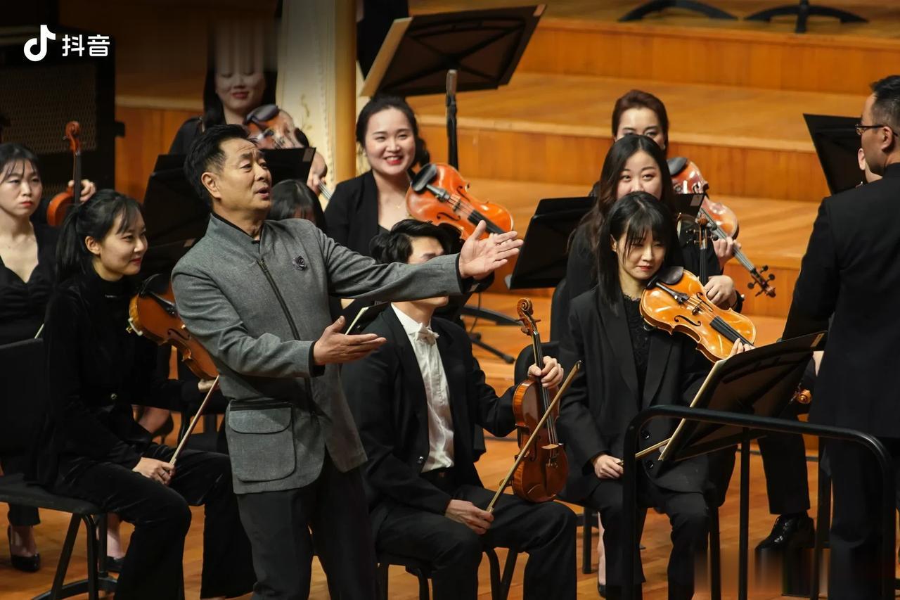 太久不见濮存昕，没想到他会以这样的方式和大家见面，在交响乐《琵琶行》朗诵中，濮存