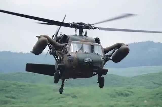 根据日本方面的消息，日本自卫队一架型号为UH-60“黑鹰”直升飞机在宫古岛附近失