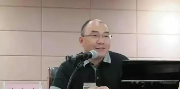  不值得提倡，可以不听但是不能剥夺其他人说话的权利。
被轰下台的是合肥师范学院陈