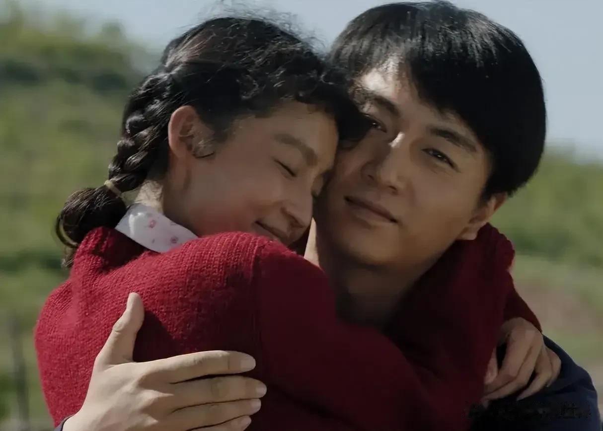 《人生之路》的导演是对农村姑娘有偏见吧，这不，烫了头发的巧珍被人吐槽又黑又土又丑