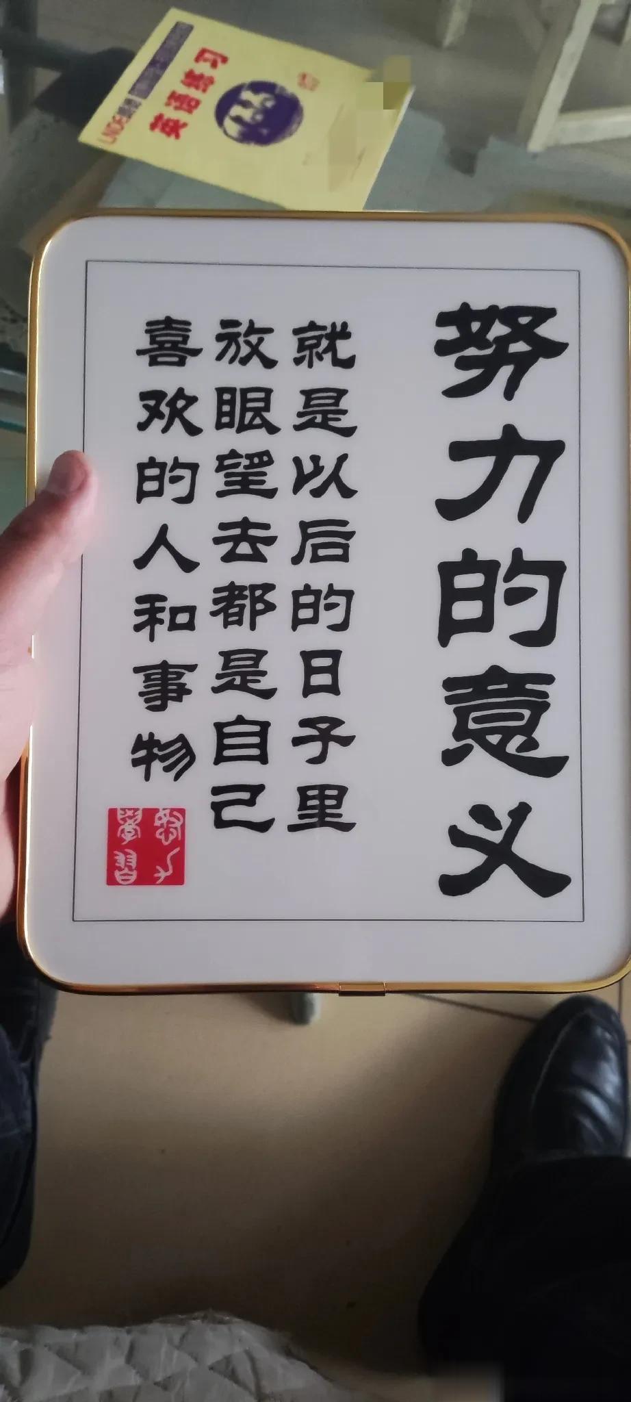 儿子拿着一个甩棍，脸上脏兮兮的。另一个同学手里也拿着棍子，赤膊上露出纹身。两个人
