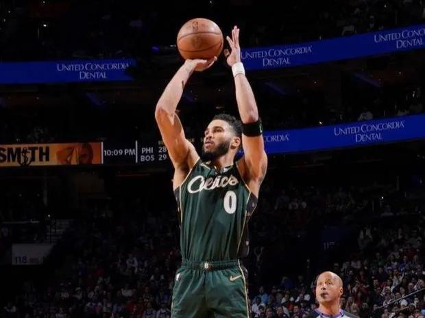 塔图姆绝杀战术用过多次 曾告诉格威要回家了

NBA常规赛，凯尔特人客场以110