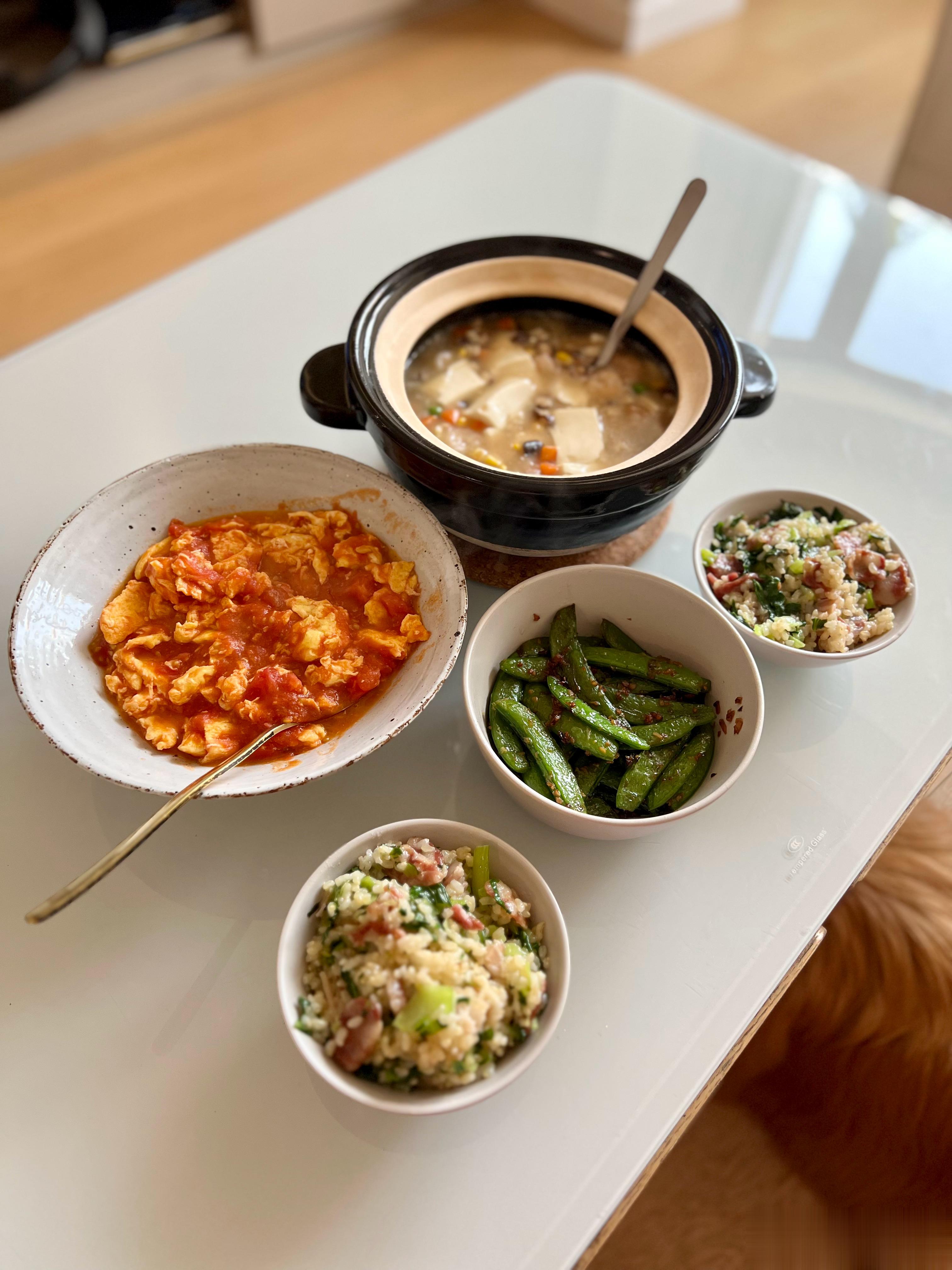 今天的餐桌：番茄炒蛋，蒜蓉甜豆，砂锅虾仁豆腐，咸肉香肠菜饭 ​​​