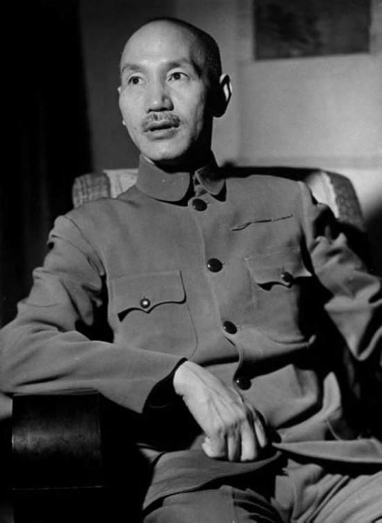 【蒋介石：我来告诉你什么是舆论】
1928年，南京，蒋介石、冯玉祥、何应钦、古应