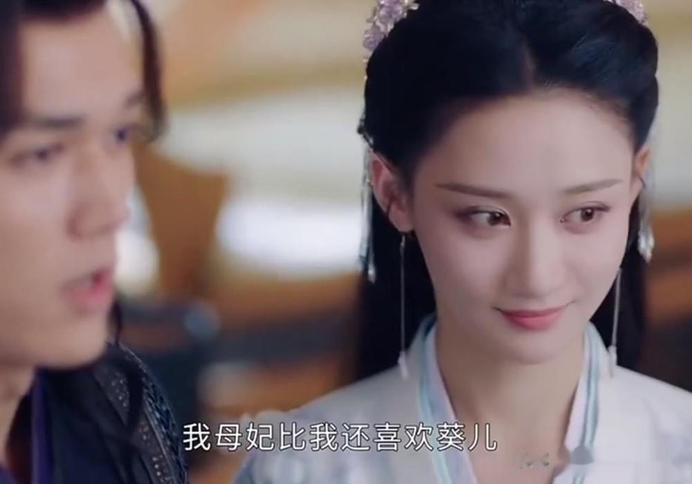 《星落凝成糖》主角团去兽界安家了，为了获得小姨子的认可，嘲风还去缤纷馆跑堂。结果