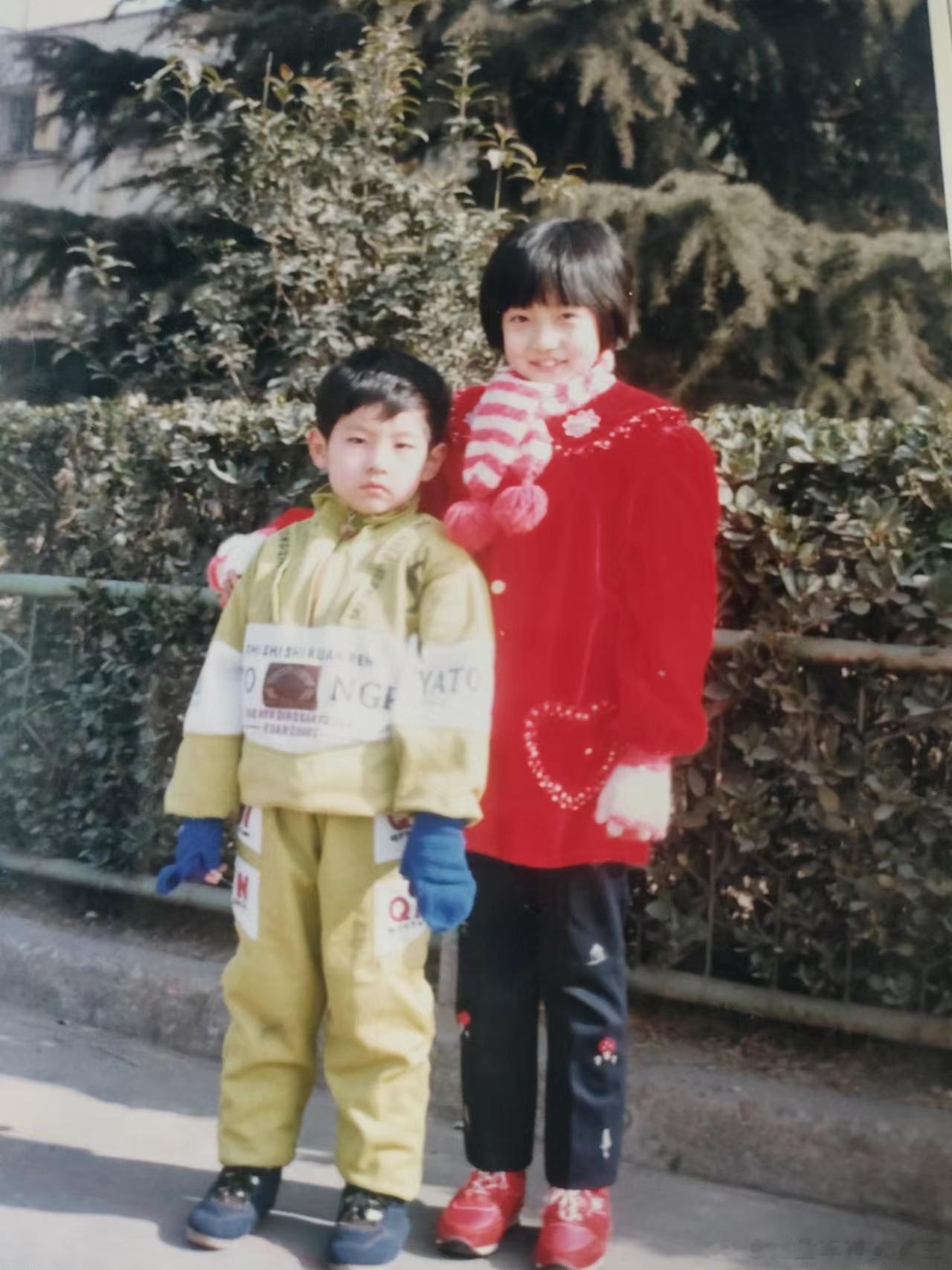 一张老照片，我和我姐 ​​​