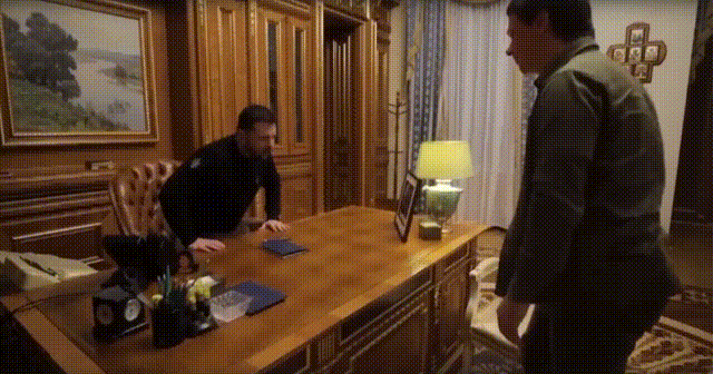 泽连斯基向记者展示自己一件新衣服。他表示，当胜利后他会穿这件新西装。“我们的胜利