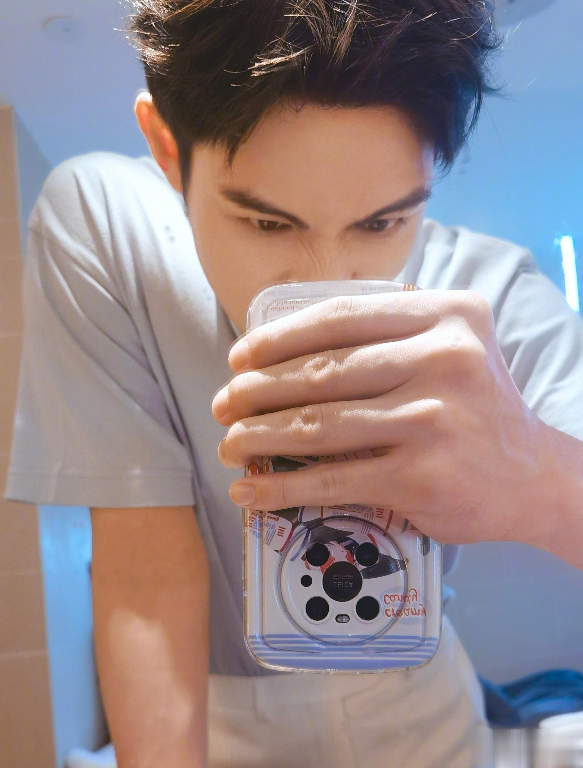 #吴磊宋三川球场随拍##吴磊网球场随拍#吴磊网球场随拍~帅气阳光清爽利落的大男孩
