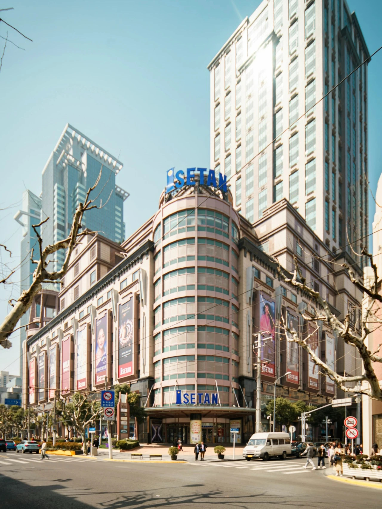 听说上海南京西路上的梅龙镇广场，明年准备关门了，也标志着伊势丹就要正式退出上海了