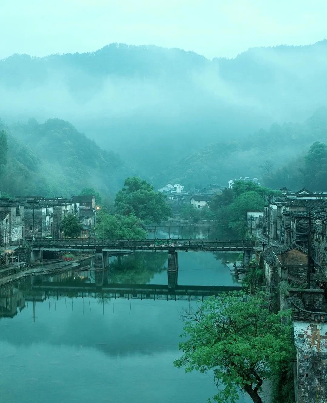 天青色等烟雨，方文山笔下的避世古镇瑤里。
在一个烟雨迷雾的清晨，几经周折，终于抵