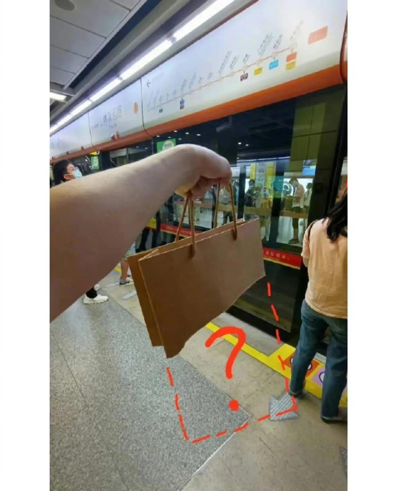 一线城市早晚高峰坐地铁可谓是恐怖如斯，如临战场，千军万马过独木桥，这班不挤进去，