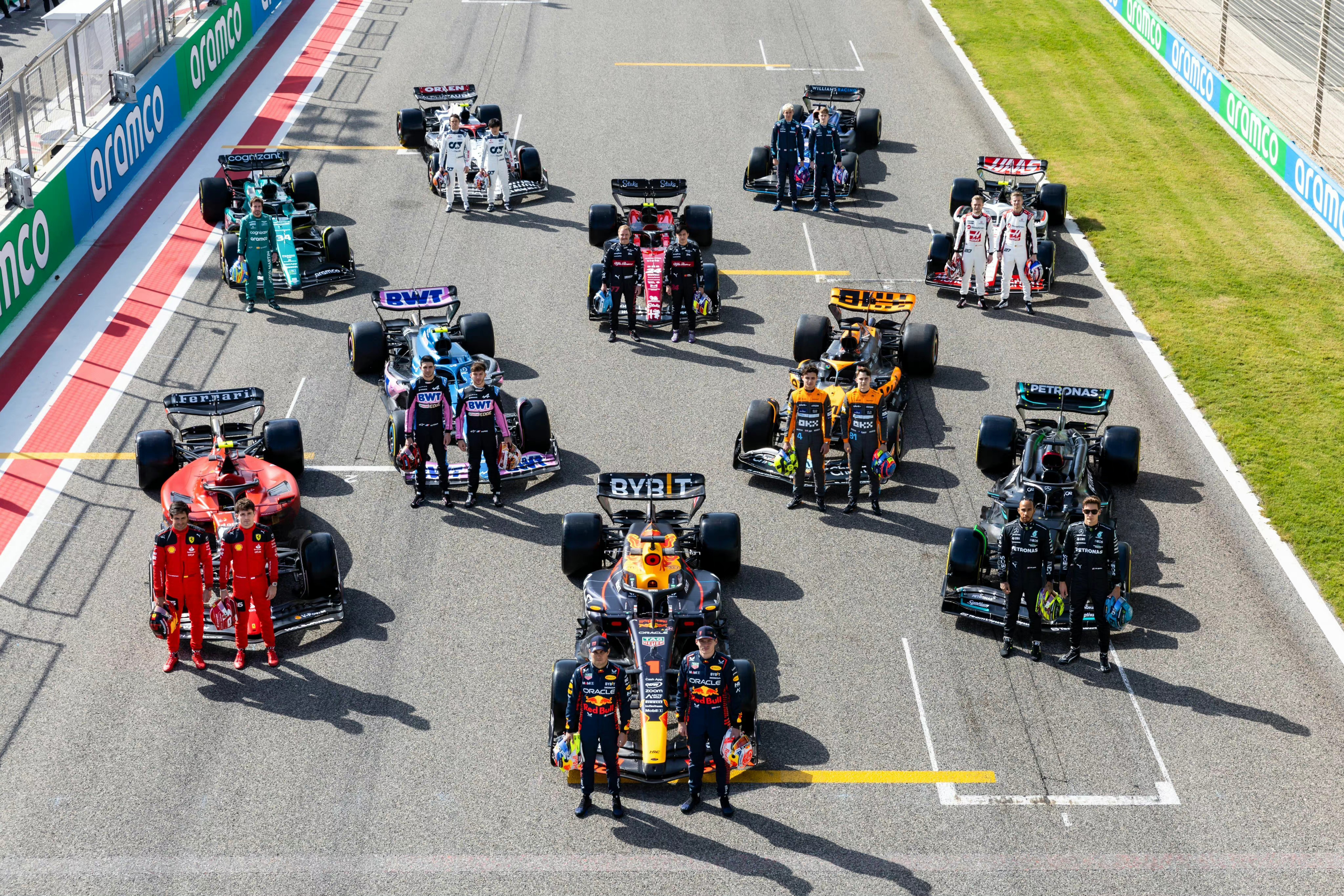 2023赛季F1大合影上赛季合影，迈凯伦少了里卡多👨🏻‍🦰本赛季合影，大马