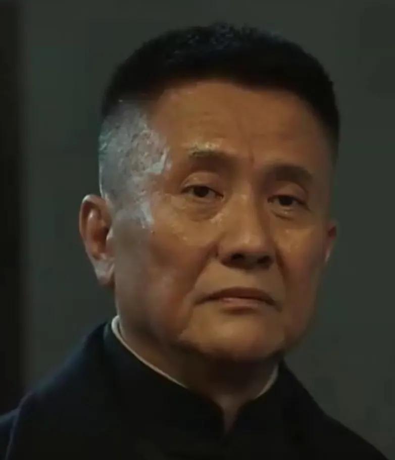  闪官的扮演者张志坚出生于1955年10月5日，江苏省南京市人，
张志坚出生于一