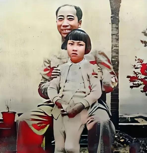 1945年，戴笠和养女淑子在重庆的一张合影，凶残成性、嗜血如麻的戴笠，竟然罕见地