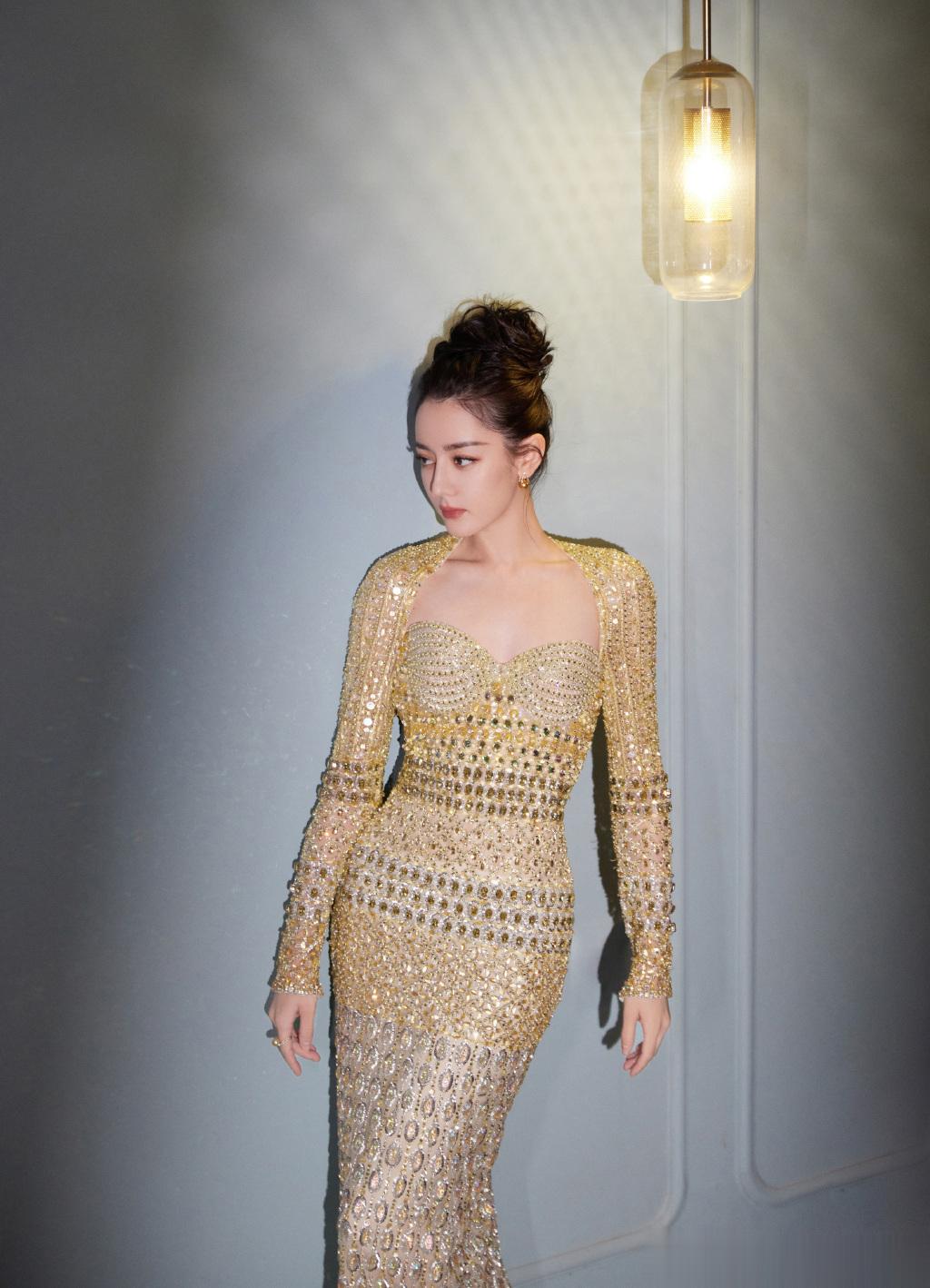 #迪丽热巴水晶缀饰礼服##迪丽热巴金色露背裙造型#迪丽热巴盘发水晶缀饰礼服造型来