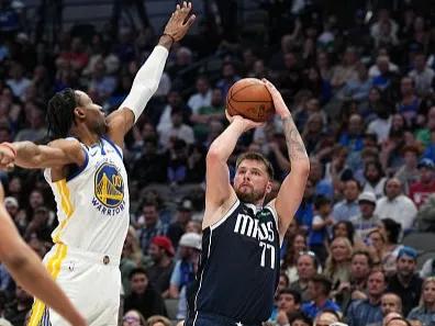 东契奇“数钱”手势引争议 名记点评其关键时刻表现是灾难

NBA常规赛，独行侠以