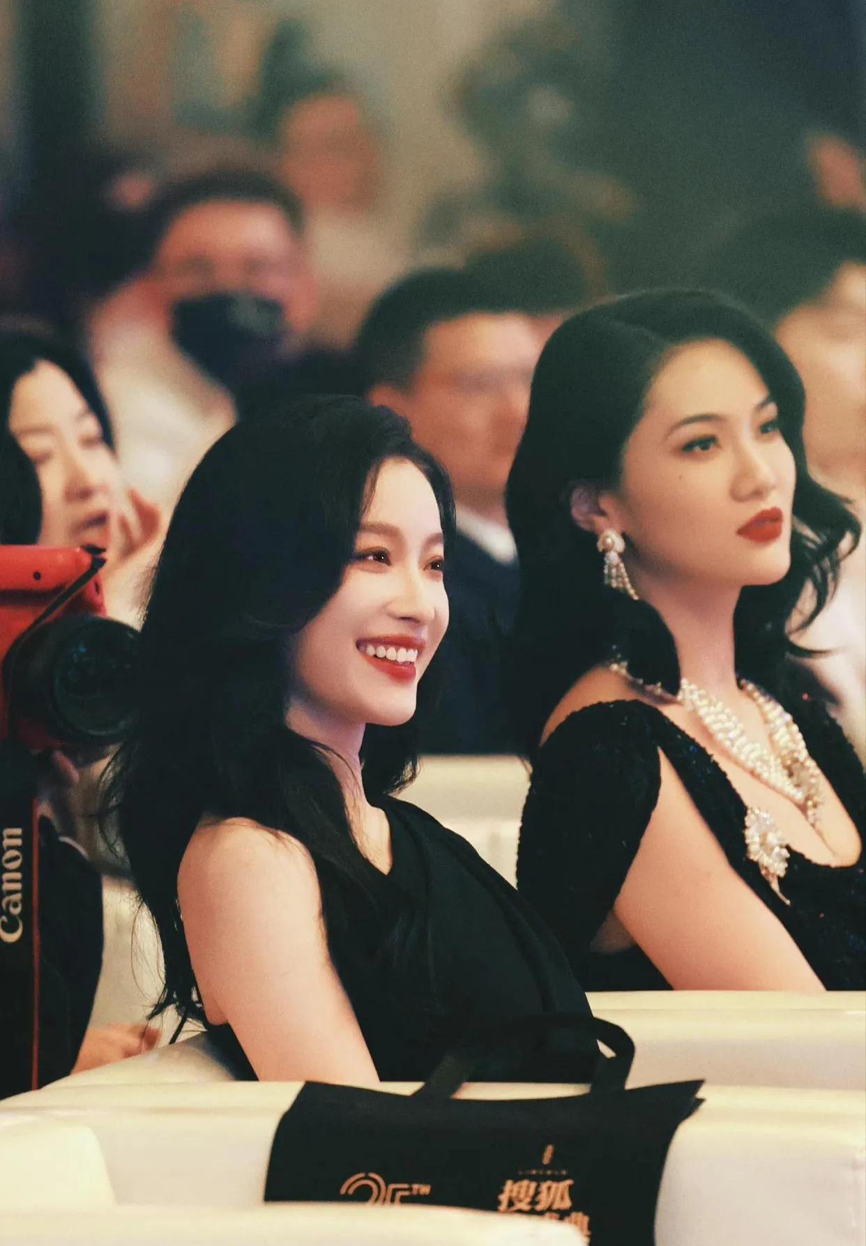 参加一场活动时的倪妮，光彩照人，美得耀眼，就连眼神都那么撩人。
倪妮作为娱乐圈的