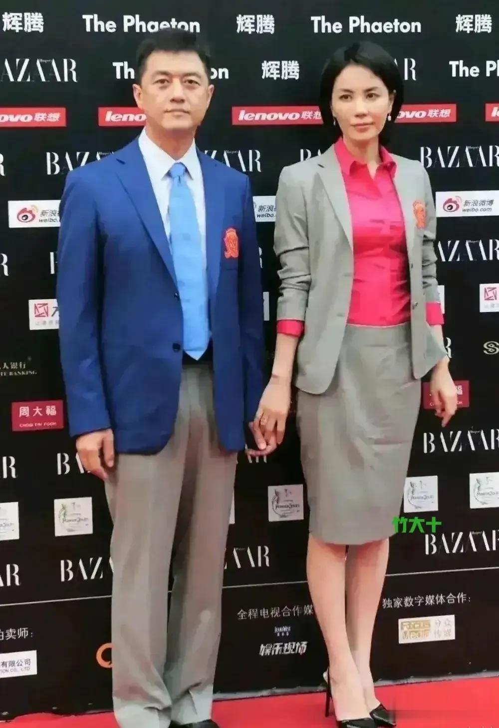 这是昔日李亚鹏和王菲夫妇出席活动的时的合影，虽然他们当时两个还未离婚，但从一些小