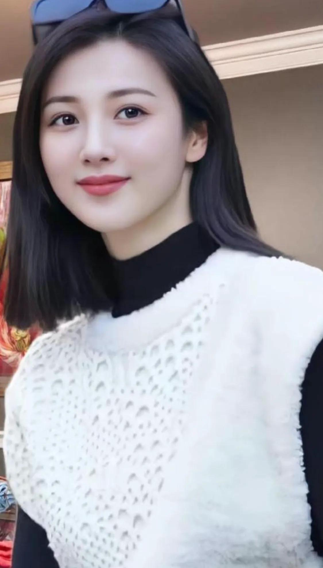 很认同的一句话：“我以为别人尊重我，是因为我很优秀。后来才明白，别人尊重我，是因