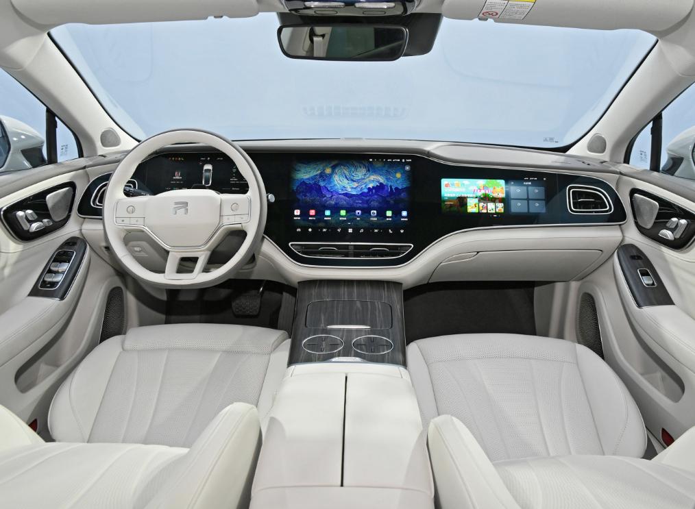 又来一款！
车长5000mm，车宽1953mm，高1494mm，轴距3000mm