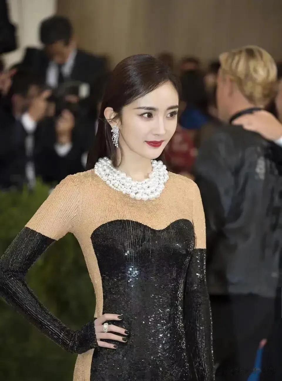 杨幂这条裙子是认真的吗？虽然很修饰身材，但是这黑色亮片，真的好像蛇皮啊！[爱慕]
