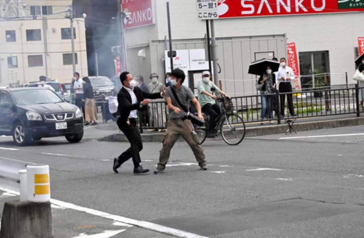 日本前首相安倍晋三遇刺！
好久不听到这样的大新闻了，彩云一开始都懵逼了，这是22