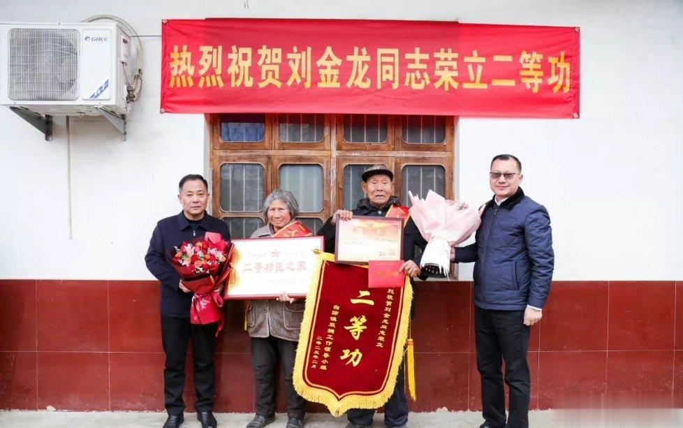 “看到他又建新功，我也感到非常的荣光，我会继续照好家庭，全力支持他在部队的事业。