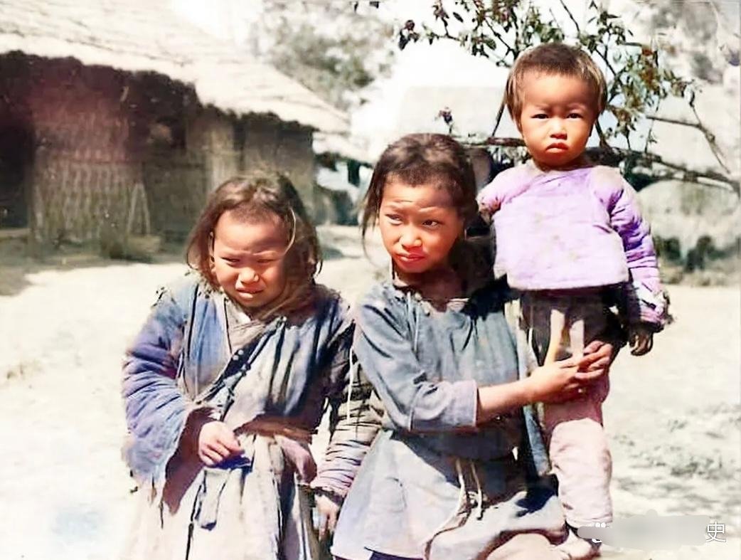 #历史那些事[超话]#一张清末的老照片。这是来自江南一个贫困家庭的三个孩子。姐姐