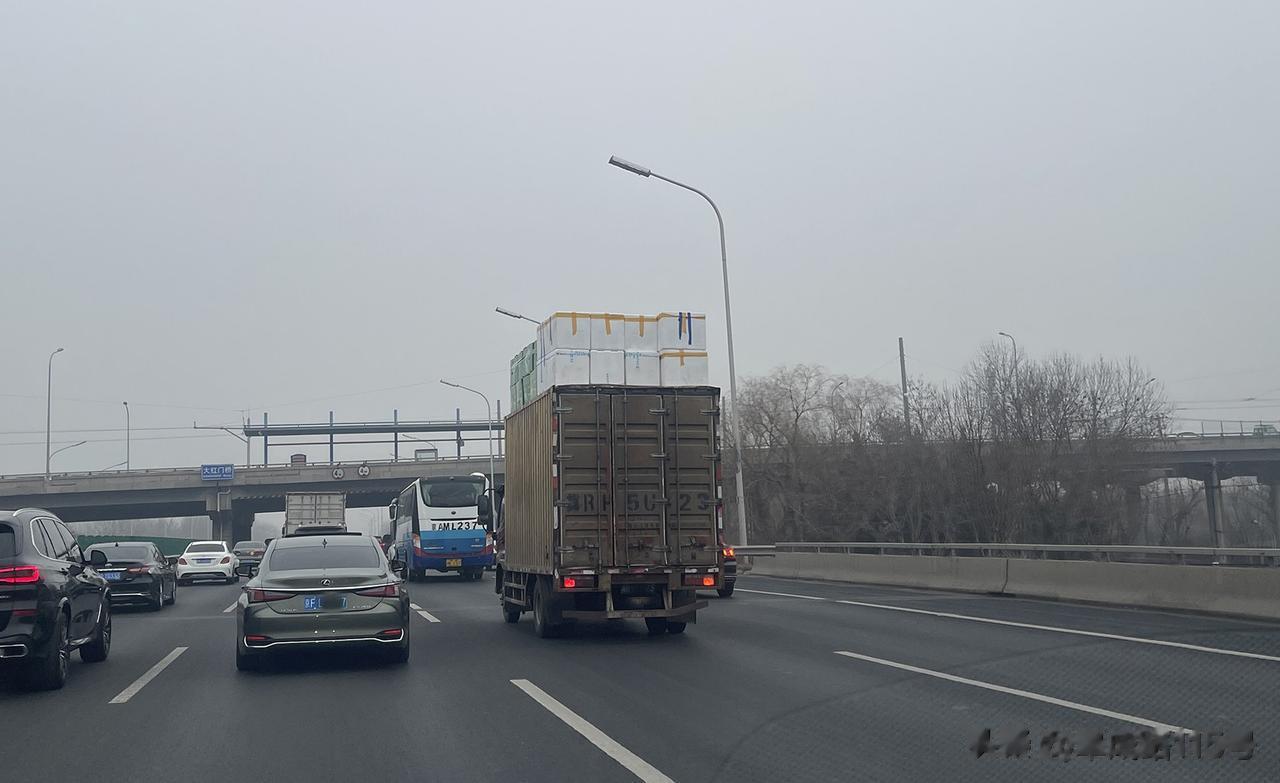 春季过后，路上的货车也多了起来。每次看到这种超高或是超宽的货车总是替他们揪心。主