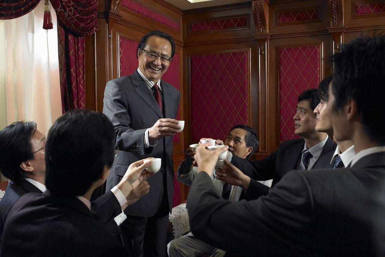 领导带你出去参加酒局，该不该替他挡酒？

        挡酒这种事也是要分场合
