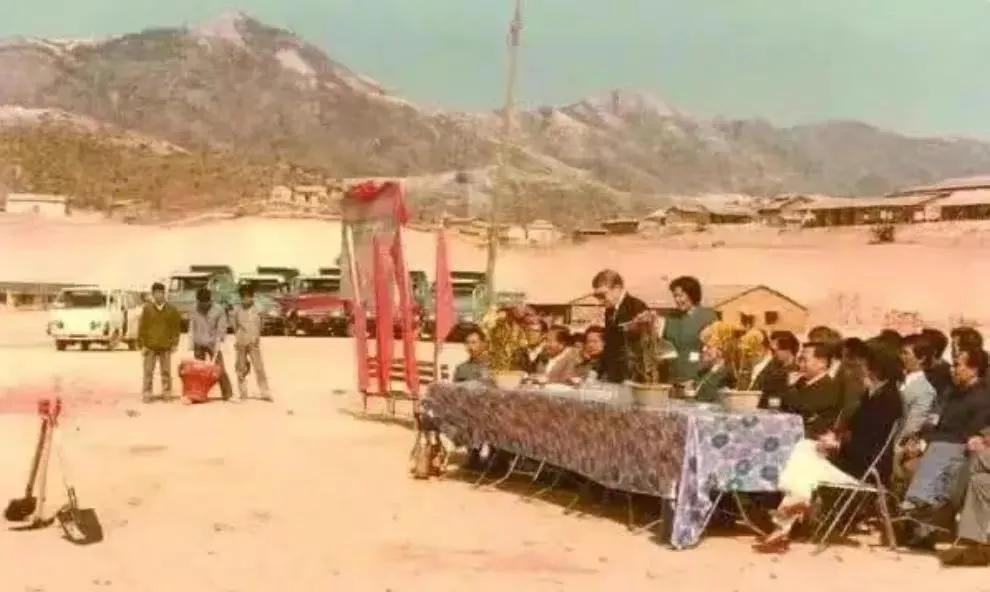 1981年，深圳蛇口工业区，第一家公司成立奠基仪式，远处是大南山。
谁能想到，这