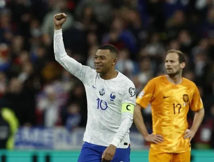 姆巴佩（Mbappe）以最完美姿态上演他的国家队队长首秀，在星期六（3月25日）