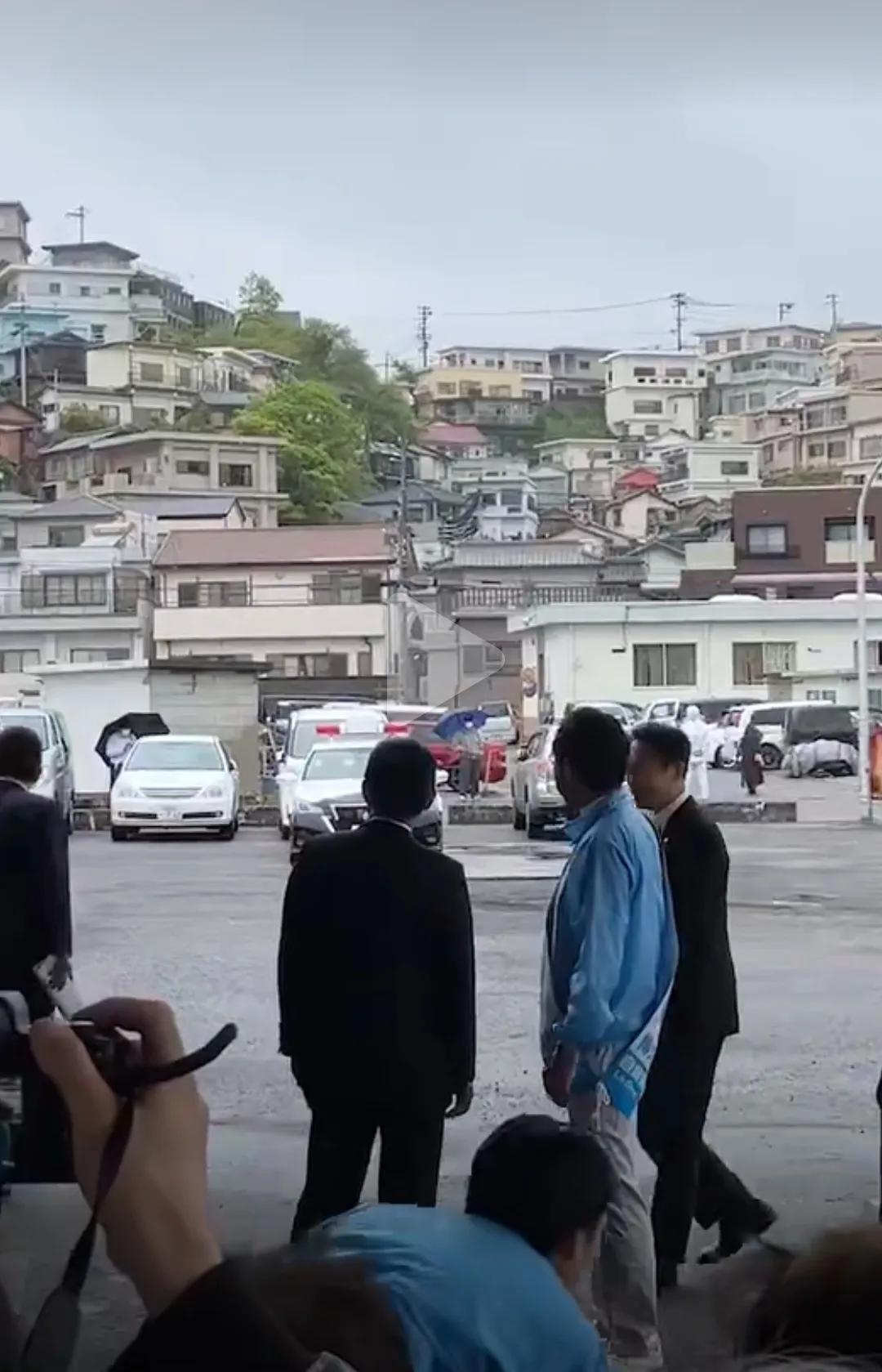 这次日本安保人员的反应还是很快的，迅速把防弹公文包打开，护住了岸田身体的大部分，