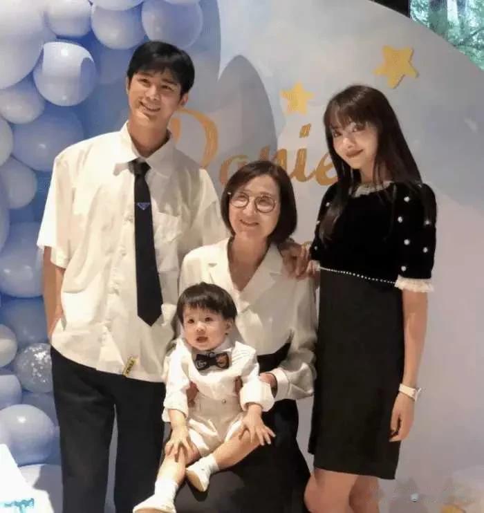 姜文和麦迪娜都是娱乐圈的第一梯队。他们的儿子有浓密的头发和长长的睫毛，非常漂亮。