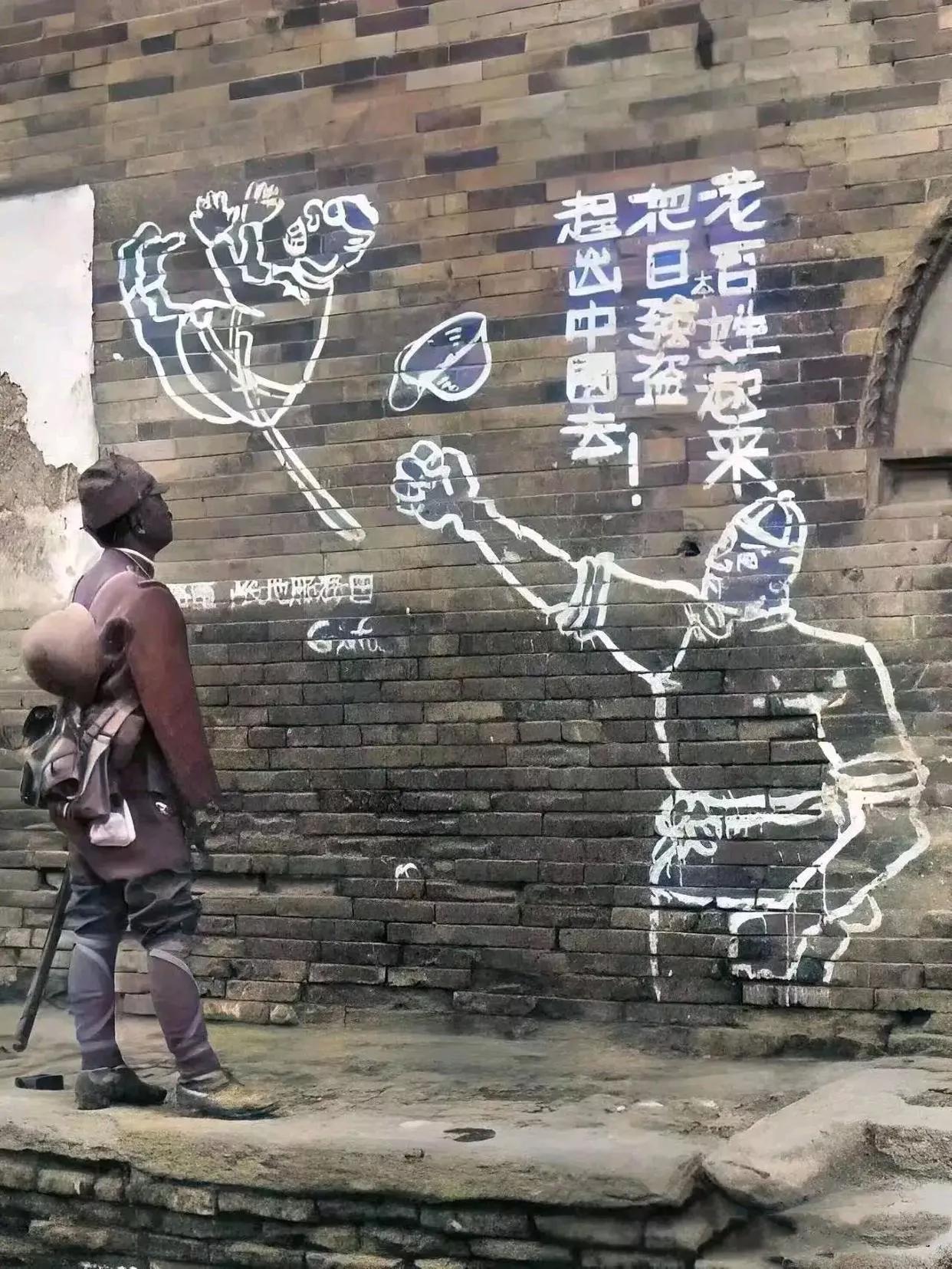 这是一张上世纪30年代末期的老照片，一个侵华日军军官正在伸着脖子看着墙上的壁画，