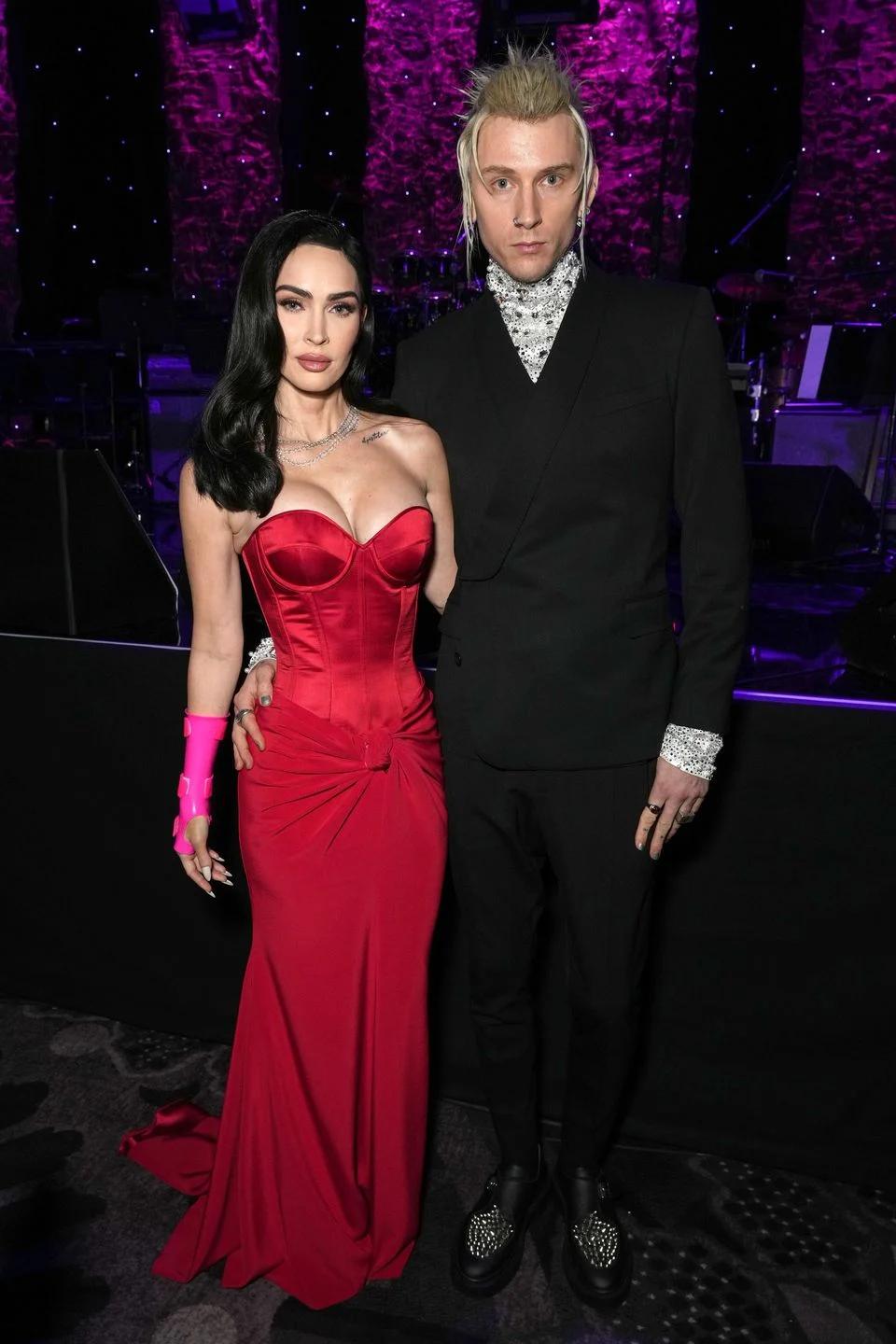 星期六，梅根·福克斯 (Megan Fox) 出席了克莱夫·戴维斯 (Clive