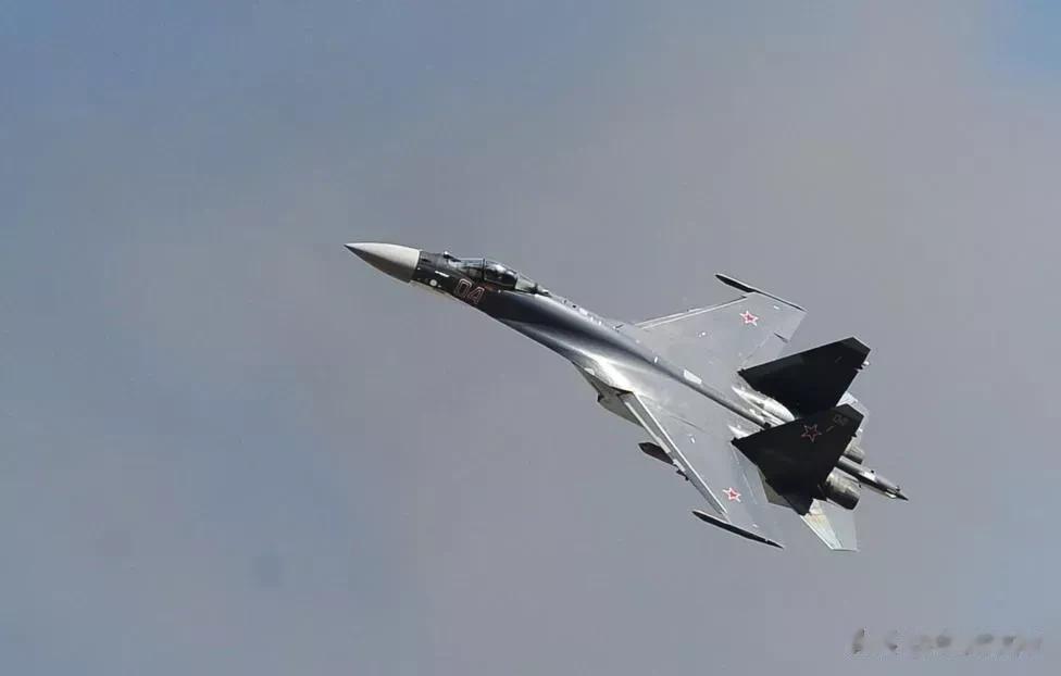 美俄军机再次交手！俄军Su-35战机单挑美军两架B-52 轰炸机！3 月 21日