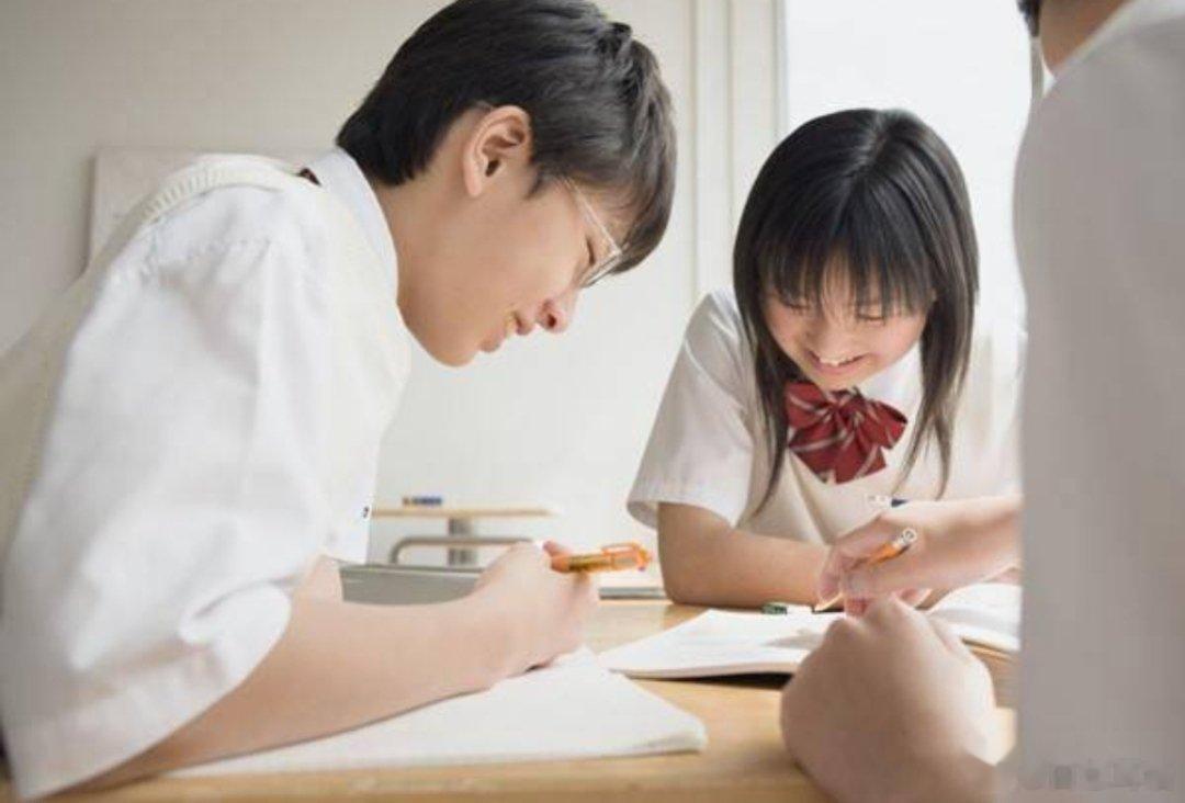 如何引导青春期孩子用正确的心态面对异性关系跟青春期孩子讨论异性关系时，需要把握分