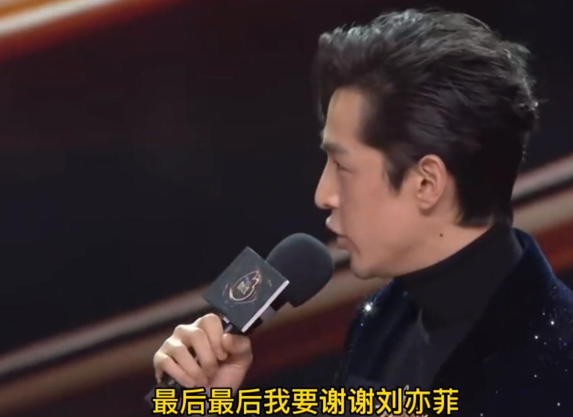 胡歌和刘亦菲，真的让人破防了。
虽然两人合影时，已经被说到了赵灵儿和李逍遥，但谁